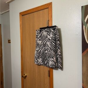 The Limited Size 12 Black & White w/Geometric Print Knee-Length Skirt - EUC